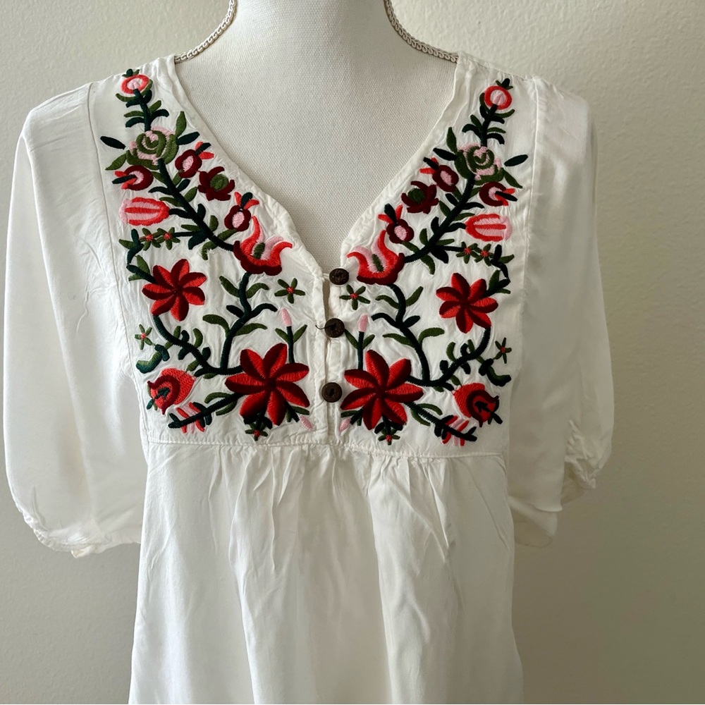 Zaful White Top with Black Logo Neck Label - Picture 2 of 10
